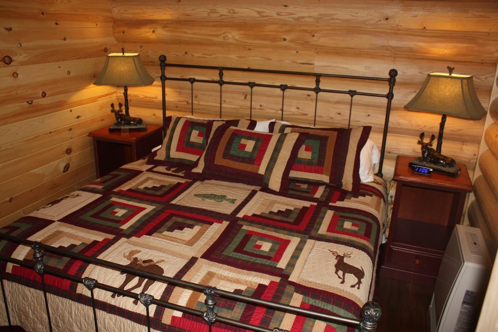Lake Parlin Lodge & Cabins West Forks Room photo