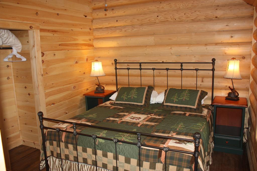 Lake Parlin Lodge & Cabins West Forks Room photo